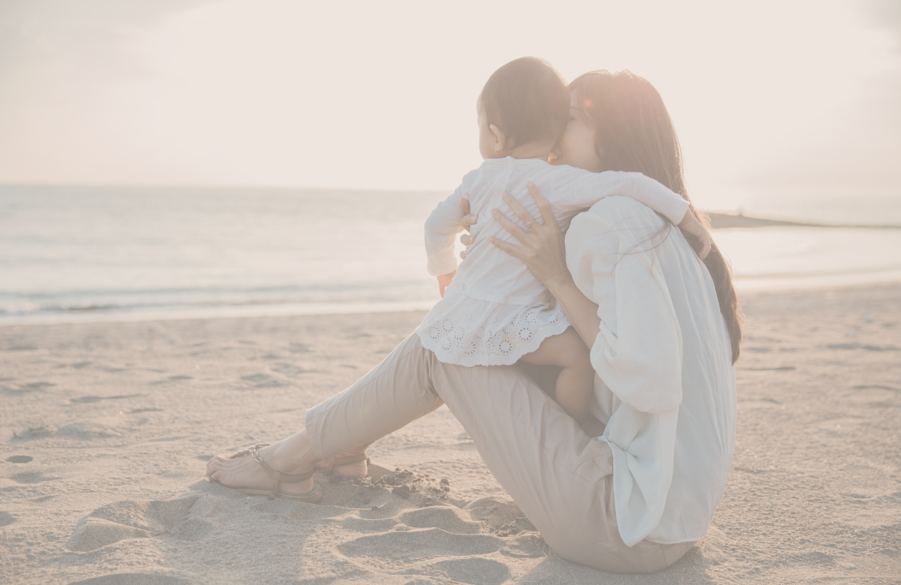 Je me dis que j’aurais eu le temps de t’attendre. J’aurais compté les jours et noté les coups de pieds. Alors que, là, en étant déjà maman, j’avais beau tenter de vivre chaque jour d’impatience, j’étais déjà tellement occupée.